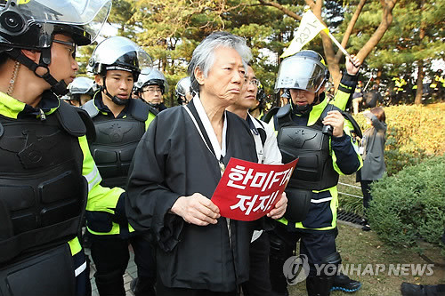 ▲ 28일 오후 국회에 무단 진입한 백기완 통일문제연구소장이 연행되고 있다. ⓒ연합뉴스