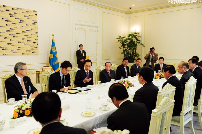 ▲ 이명박 대통령이 28일 청와대에서 한-메콩 외교장관 회의 참석차 방한한 5개국 외교장관 일행 등과 메콩강 유역 개발에 대해 이야기를 나누고 있다.ⓒ청와대