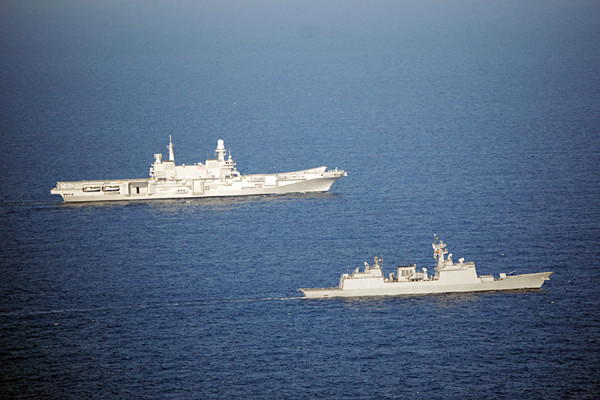 ▲ 이탈리아 최신형 경항공모함 '카보르'함(왼쪽)과 순항훈련전단 강감찬함이 함께 기동 중이다.