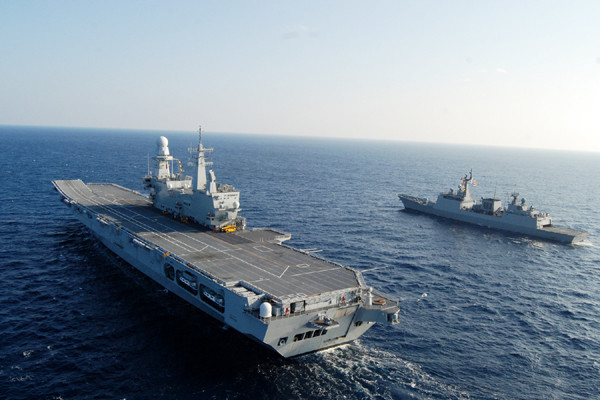 ▲ 한국 순항훈련전단 강감찬함(만재톤수 5,500톤)과 이탈리아 항공모함 카보르함(만재톤수 27,500톤)이 전술기동 훈련을 실시하고 있다.