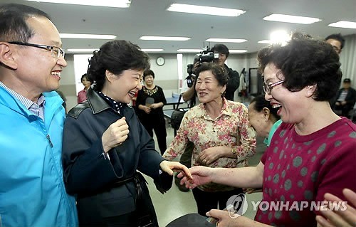 ▲ 지난 14일 부산 유세 당시 왼손으로 악수를 청하고 있는 박근혜 한나라당 전 대표.  ⓒ 연합뉴스