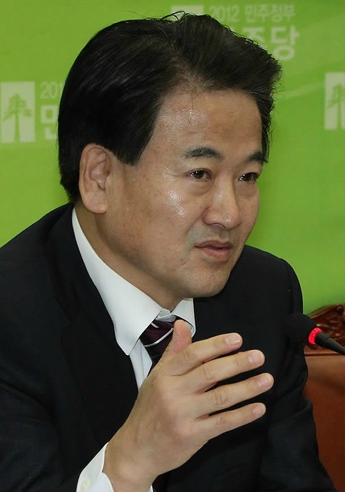 ▲ 민주당 김진표 원내대표가 10.26 서울시장 보궐선거 전날인 지난 25일 한-미 FTA 비준안의 여야 합의처리를 촉구하고 있다. ⓒ연합뉴스