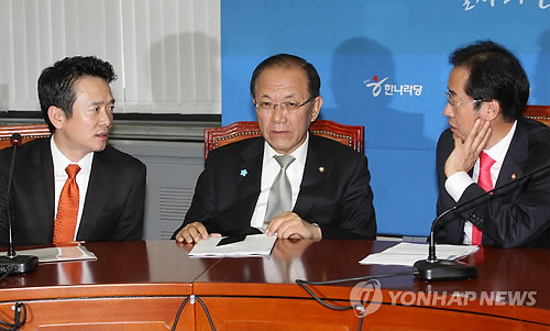 ▲ 31일 국회에서 열린 한나라당 최고위원회의에서 홍준표 대표와 황우여 원내대표, 남경필 최고위원이 이야기를 나누고 있다. ⓒ연합뉴스