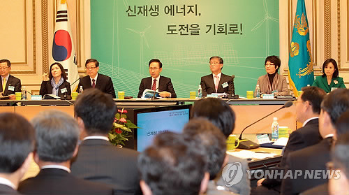 ▲ 이명박 대통령이 31일 청와대에서 열린 제12차 녹색성장위원회 보고대회에서 신재생에너지 정책보고를 받고 있다. ⓒ연합뉴스