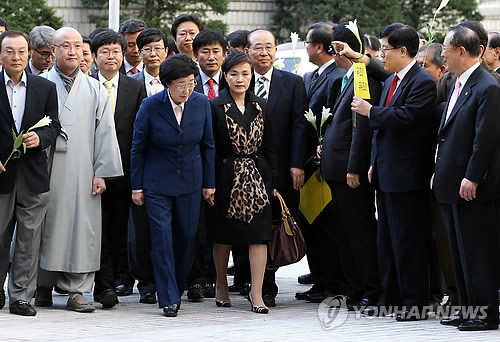 ▲ 한신건영 전 대표 한만호 씨로부터 대선 경선 자금 명목으로 현금과 달러 등 9억여 원을 받은 혐의(정치자금법위반)로 기소된 한명숙 전 총리가 31일 서울중앙지방법원에서 열린 1심 선고공판에 참석하며 지지자들에게 인사하고 있다. ⓒ 연합뉴스