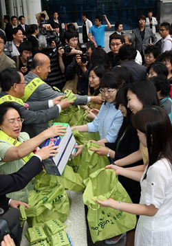 ▲ 환경부와 기업형 슈퍼마켓 업체들이 31일 내년 2월부터 1회용 비닐 쇼핑백 판매를 중단하겠다는 협약을 체결했다. 사진은 친환경 대체 포장재를 시민들에게 배포하는 환경부와 업계 관계자들의 모습.ⓒ뉴데일리 편집국