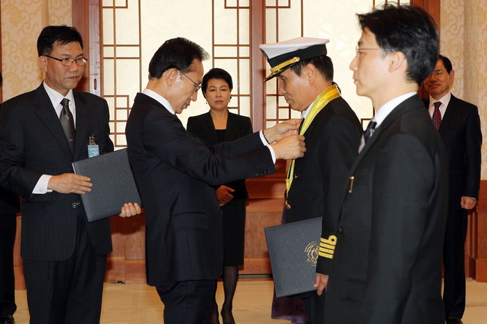 ▲ 이명박 대통령이 31일 청와대 충무실에서 석해균 선장에게 국민훈장 동백장을 수여하고 있다.ⓒ청와대