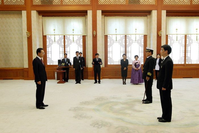 ▲ 이명박 대통령이 31일 청와대 충무실에서 석해균 선장에게 국민훈장 동백장을 수여하고 있다.ⓒ청와대