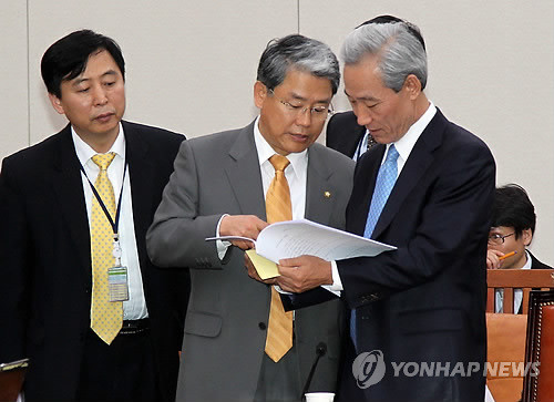 ▲ 지난 25일 국회에서 열린 외교통상통일위원회 전체회의에서 민주당 간사인 김동철 의원이 김종훈 통상교섭본부장과 이야기를 나누고 있다. ⓒ연합뉴스