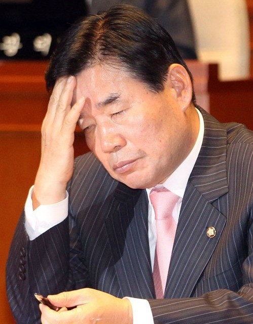 ▲ 민주당 김진표 원내대표가 31일 국회에서 열린 의원총회에서 생각에 잠겨 있다. ⓒ연합뉴스