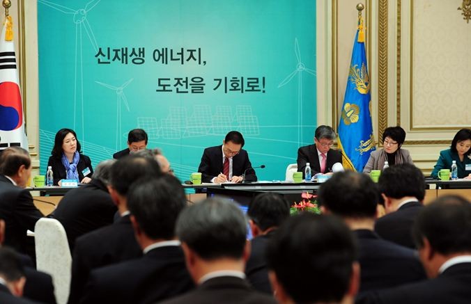 ▲ 이명박 대통령이 31일 청와대에서 열린 녹색성장위원회 보고대회에서 참석자들의 발언을 메모하고 있다. 청와대