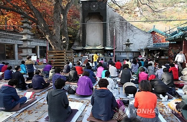 ▲ 사진 = 대학수학능력시험을 10여 일 앞둔 30일 서울 강북구 우이동 도선사에서 열린 수능기도 법회에 참석한 신도들이 자녀의 대학 합격 등을 기원하고 있다.