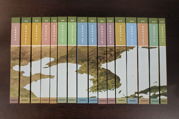 ▲ '한국군사사' 총 16권을 모으면 이처럼 한반도와 고대 우리민족이 지배한 지역의 지도가 나타난다. 역사에 관심이 많은 사람이라면 한 번 쯤 봐야 할 책이다.