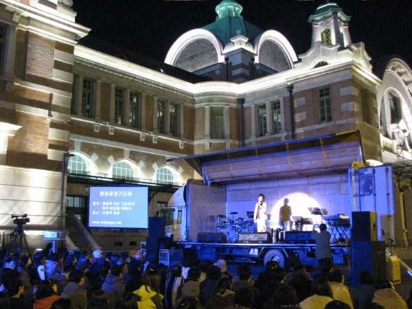 ▲ 사진 = 지난달 31일 서울역 광장, 5개 기독교 단체가 만든 '통일광장 기도연합'가 통일을 염원하는 기도회를 열고 있는 모습.