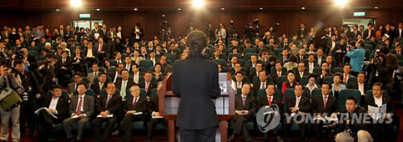 ▲ 한나라당 박근혜 전 대표가 1일 국회에서 열린 `국민 중심의 한국형 고용복지 모형 구축 관련 정책 세미나'에서 인사말을 통해 고용복지를 강조하고 있다.ⓒ 연합뉴스