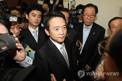 ▲ 남경필 국회 외교통상통일위원장이 1일 오전 외통위 전체회의를 위해 회의장으로 향하며 농성 중인 야당 의원들과 이야기를 나누고 있다. ⓒ 연합뉴스