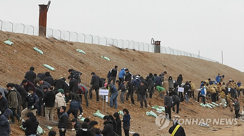 ▲ 환경부와 인천시 등 관계기관 합동조사에서 수도권 매립지 인근 악취 배출기준을 초과한 업체 24개사가 적발돼 행정조치를 비롯한 후속조치에 착수한다. 사진은 지난 3월 수도권 매립지 악취저감을 위해 관계기관 및 일반인들이 나무심기에 나선 모습. ⓒ뉴데일리 편집국