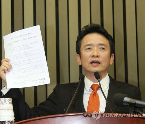 ▲ 한나라당 남경필 최고위원이 지난달 31일 국회에서 열린 의원총회에서 한-미 FTA 여야 원내대표간 합의문을 들고 민주당을 비판하고 있다. ⓒ연합뉴스