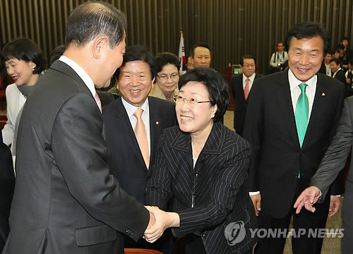 ▲ 불법 정치자금을 받은 혐의에 대해 무죄가 선고된 한명숙 전 총리가 1일 국회에서 열린 민주당 의원총회에 참석한 뒤 의원들과 악수를 하고 있다. ⓒ 연합뉴스