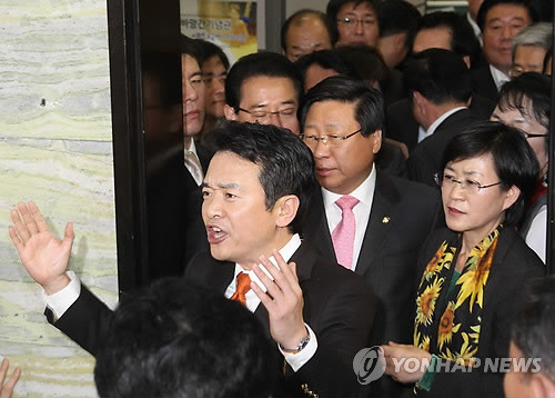 ▲ 남경필 외교통상통일위원장이 지난달 31일 민주당 등 야당의 반대로 전체회의가 무산되자 야당 의원들에게 항의하고 있다. ⓒ연합뉴스