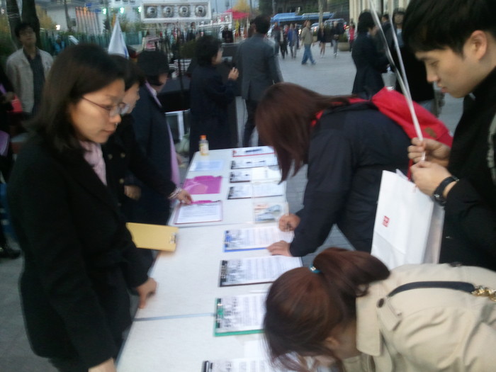 ▲ 사진 = 1일 서울 청계광장, '통영의 딸 신숙자 씨 모녀 구하기 100만 서명운동'에 많은 동참하고 있는 시민들의 모습.