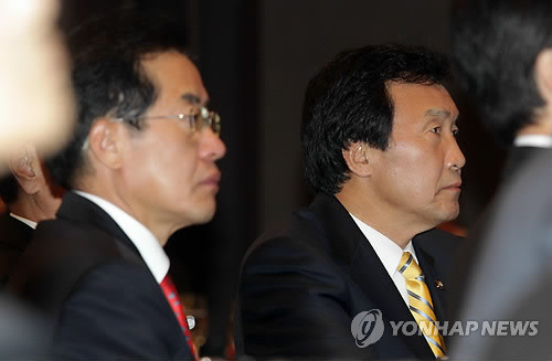 ▲ 2일 오전 신라호텔에서 열린 '미래 한국 리포터'에 나란히 참석한 한나라당 홍준표 대표와 민주당 손학규 대표가 발표자의 발제를 경청하고 있다. ⓒ연합뉴스