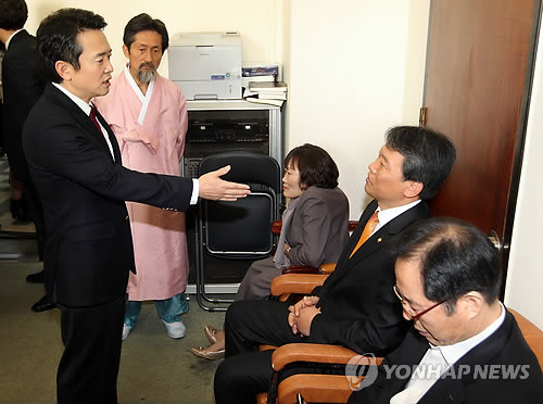 ▲ 남경필 국회 외교통상통일위원장이 2일 오전 국회 외통위 회의장 입구를 가로막은 민주노동당 김선동 의원에게 항의하고 있다. ⓒ연합뉴스