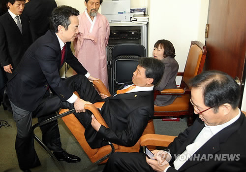 ▲ 남경필 국회 외교통상통일위원장이 2일 오전 국회 외통위 회의장 입구를 가로막은 민주노동당 김선동 의원을 끌어내려다 김 의원이 의자와 함께 바닥에 넘어지고 있다. ⓒ연합뉴스