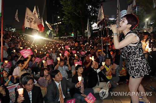 ▲ 지난 6월 서울 청계광장 주변에서 한대련 대학생 및 시민사회단체 회원들이 참석한 가운데 열린 '반값 등록금 실현 촛불집회'에서 가수 박혜경씨가 공연을 펼치고 있다.  ⓒ 연합뉴스