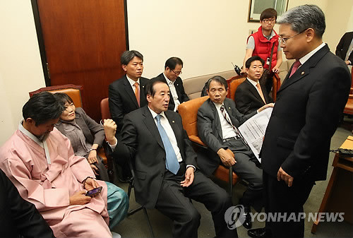 ▲ 회의장 입구 막아선 야당 의원들 (서울=연합뉴스) 임헌정 기자 = 민주당과 민주노동당 등 야당 의원들이 한미FTA 비준안 처리를 막기 위해 2일 오전 국회 외교통상통일위원회 회의실 입구를 막고 있다.ⓒ