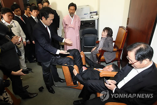 ▲ 뒤로 넘어가는 야당 의원 (서울=연합뉴스) 임헌정 기자 = 남경필 국회 외교통상통일위원장이 2일 오전 국회 외통위 회의장 입구를 가로막은 민주노동당 김선동 의원을 끌어내려다 의자가 넘어져 김 의원이 바닥에 누워있다. 민주당과 민노당 등 야당 의원들은 한미FTA 비준동의안 처리를 막기 위해 외통위 회의장 입구를 봉쇄 중이다.ⓒ