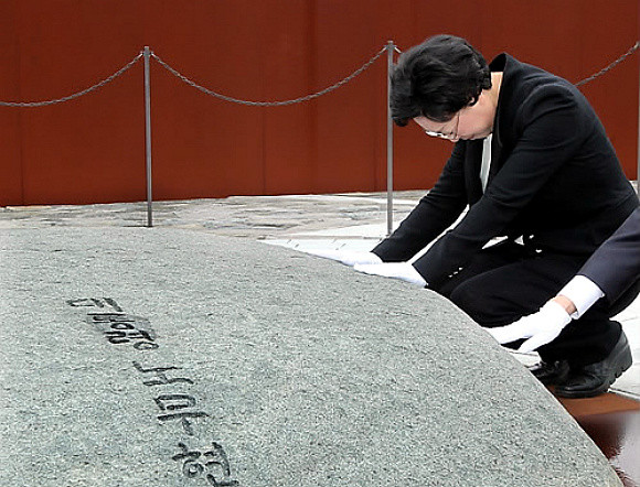 ▲ 불법 정치자금 수수 혐의에 대해 무죄 선고를 받은 한명숙 전 국무총리가 2일 경남 김해시 진영읍 본산리 봉하마을 고(故) 노무현 전 대통령이 안장된 묘소에서 눈물을 흘리며 참배하고 있다.ⓒ  연합뉴스