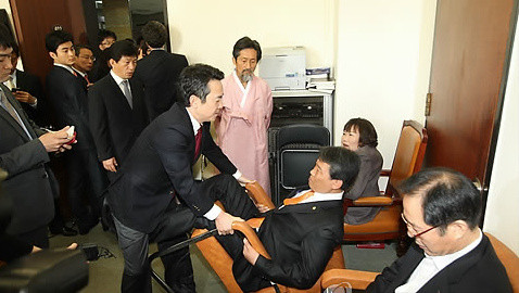 ▲ 남경필 국회 외교통상통일위원장이 2일 오전 국회 외통위 회의장 입구를 가로막은 민주노동당 김선동 의원을 끌어내려다 의자가 넘어져 김 의원이 바닥에 누워있다. 민주당과 민노당 등 야당 의원들은 한미FTA 비준동의안 처리를 막기 위해 외통위 회의장 입구를 봉쇄 중이다. ⓒ 연합뉴스