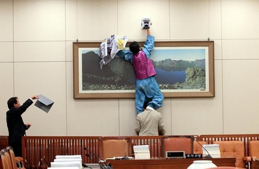 ▲ 공중부양에 이어 이번에는 무등타기 하는 강기갑 의원. ⓒ연합뉴스