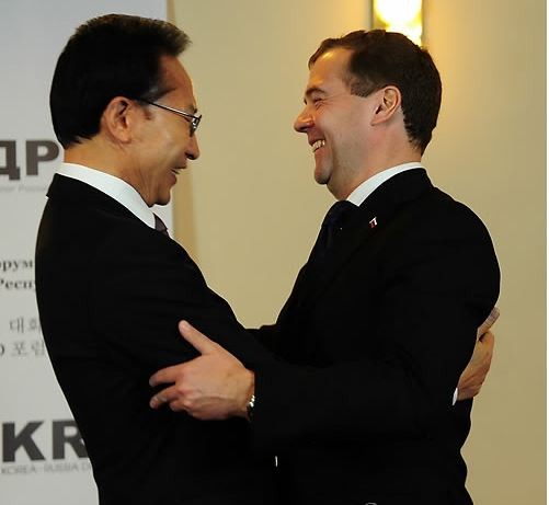 ▲ 이명박 대통령이 2일 러시아 상트페테르부르크 그랜드유럽 호텔에서 열린 '한국-러시아 대화 폐막식'에서 메드베데프 러시아 대통령과 반갑게 인사하고 있다.ⓒ연합뉴스