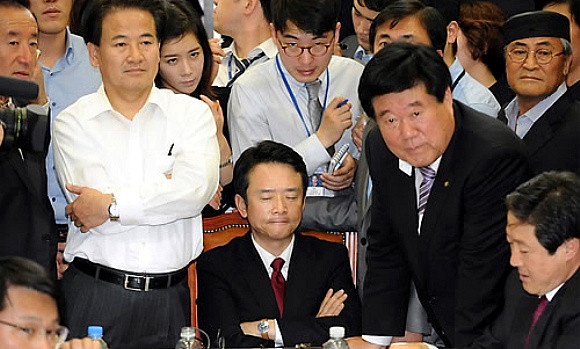 ▲ 국회 외통위 남경필 위원장이 2일 오후 외통위 소회의실에서 한-미 자유무역협정 비준동의안을 상정한 뒤 야당 의원들에 둘러싸인 채 앉아 있다. ⓒ 연합뉴스