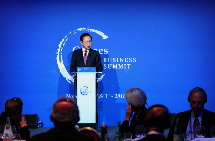 ▲ 이명박 대통령이 3일(한국시간) 프랑스 칸 마르티네즈 호텔에서 열린 비즈니스서밋(B20) 만찬에서 기조연설하고 있다.ⓒ청와대