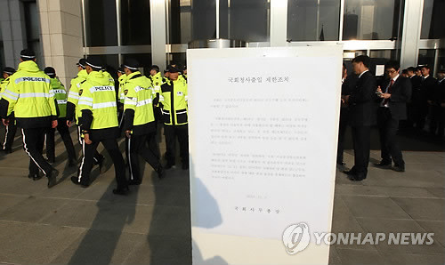 ▲ 국회 사무처가 3일 한미FTA 비준안 처리에 반대해 야당과 시민단체 등의 국회본청을 점거할 것에 대비해 상주 인원을 제외하고 의원 보좌관까지 본청 출입을 제한하고 있다. 본청 2층 정문 입구 ⓒ 연합뉴스