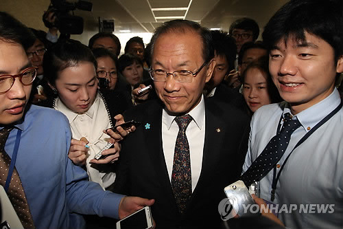 ▲ 한나라당 황우여 원내대표가 3일 국회 민주당 대표실로 손학규 대표를 직접 만나 한-미 자유무역협정(FTA) 비준안 처리 협조를 요청하려 했으나 양측의 일정 착오로 발길을 되돌리고 말았다. ⓒ연합뉴스