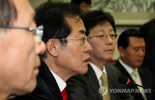 ▲ 한나라당 홍준표 대표가 3일 국회에서 열린 최고위원회의에서 민주당의 한-미 FTA 반대 입장을 비판하고 있다. ⓒ연합뉴스