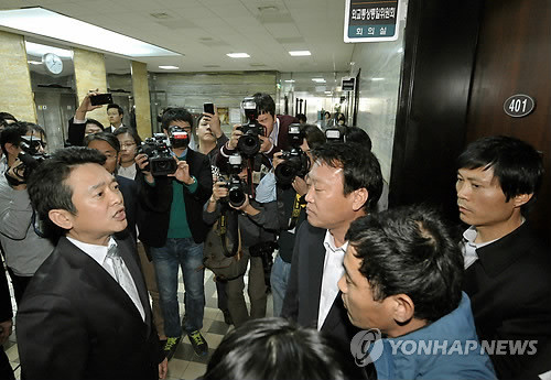 ▲ 남경필 국회 외교통상통일위원장이 3일 오전 외통위 회의실 앞을 가로막고 있는 무소속 조승수 의원과 설전을 벌이고 있다. ⓒ연합뉴스