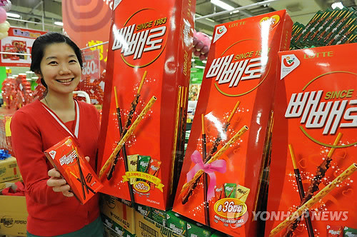 ▲ 8일 홈플러스 영등포점 직원이 높이 81.5cm, 용량 2700g의 유통업계 최대 크기의 대용량 빼빼로 세트를 선보이고 있다. ⓒ 연합뉴스