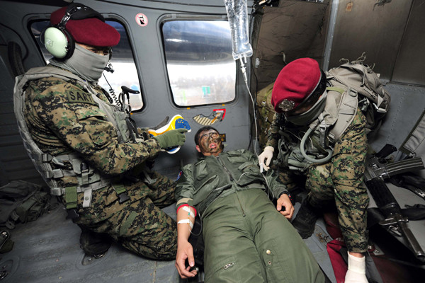 ▲ 가상 적지에 조난된 조종사가 안전하게 구조되어 구조헬기에 탑승해 아군지역으로 이동하고 있다.