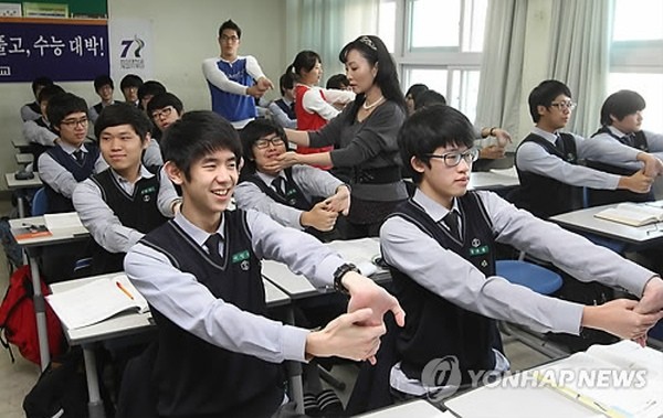 ▲ 사진 = 수능을 일주일 앞둔 3일 오전 서울 서대문구 인창고등학교에서 고3 수험생들이 한신대 특수체육학과 조규청 교수가 고안한 '수능만점체조'를 배우고 있다.