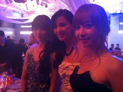 ▲ 공현주가 빅토리아, 설리와 함께 찍은 미녀삼총사 인증샷을 공개해 화제다. ⓒ 사진=공현주 중국 트위터