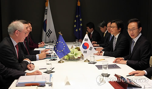 ▲ G20 정상회의에 참석 중인 이명박 대통령이 3일 프랑스 칸 메리어트호텔에서 열린 한-EU 정상회의에서 헤르만 반롬푀이 EU 정상회의 상임의장(왼쪽)과 대화하고 있다. ⓒ연합뉴스