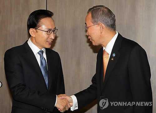 ▲ G20 정상회의에 참석 중인 이명박 대통령이 3일 프랑스 칸 메리어트호텔에서 열린 한-유엔 정상회담에서 반기문 사무총장과 인사하고 있다.ⓒ연합뉴스