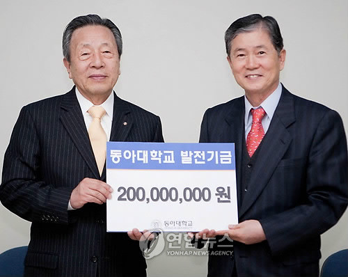 ▲ 작년1월 동아대에 2억원을 쾌척한 한창우씨, 오른쪽은 조규향 동아대총장.ⓒ