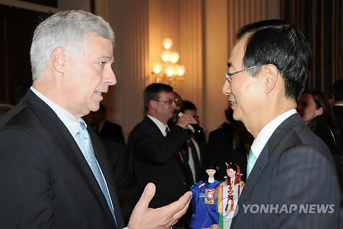 ▲ 미국 의회의 한미 자유무역협정(FTA) 이행법안 처리과정에서 반대운동의 최선봉에 섰던 마이크 미쇼드(민주.메인) 하원의원이 2일(현지시간) 의회 의사당에서 열린 주미대사관 주최 한미 FTA 축하 리셉션에 참석, 한덕수 대사와 환담을 나누고 있다.(연합뉴스)ⓒ
