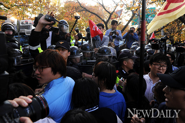 ▲ 3일 오후 서울 여의도 국회 앞 둔치에서 한미 FTA를 반대하는 대학생들과 좌파 단체 회원들이 국회 진입을 시도하다 경찰들에게 저지당하고 있다.ⓒ뉴데일리